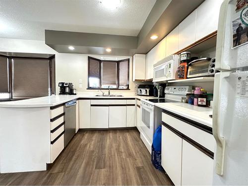 206 4 Avenue North, Marwayne, AB - Indoor Photo Showing Kitchen