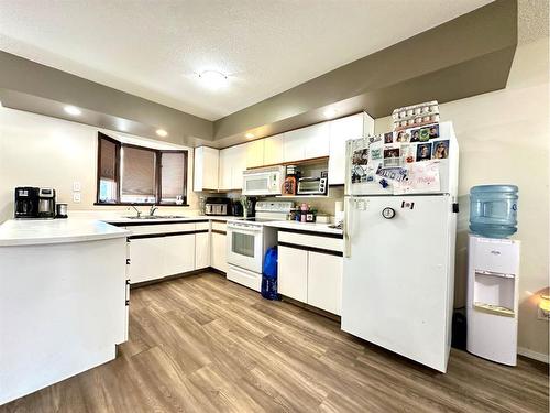 206 4 Avenue North, Marwayne, AB - Indoor Photo Showing Kitchen