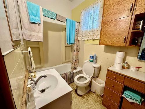 5207 48 Street, Provost, AB - Indoor Photo Showing Bathroom