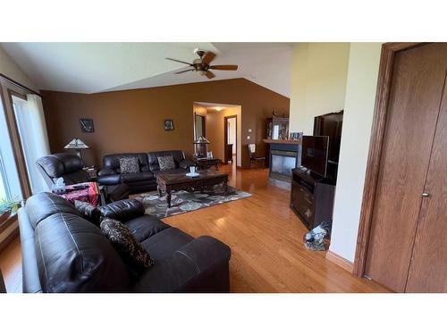 45069 Twp Rd 424, Rural Wainwright No. 61, M.D. Of, AB - Indoor Photo Showing Living Room