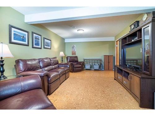 1816 52 Avenue, Lloydminster, AB - Indoor Photo Showing Living Room