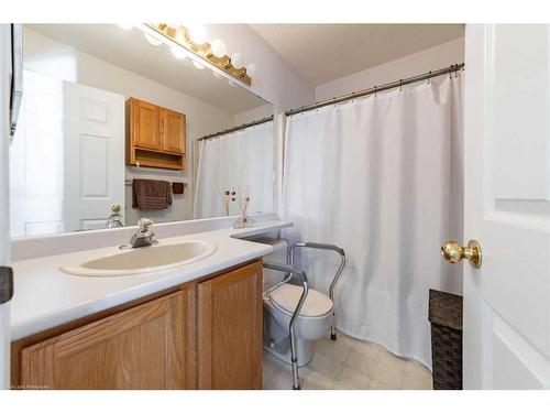 28-4201 56 Avenue, Lloydminster, AB - Indoor Photo Showing Bathroom