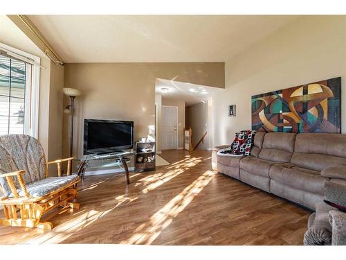 28-4201 56 Avenue, Lloydminster, AB - Indoor Photo Showing Living Room