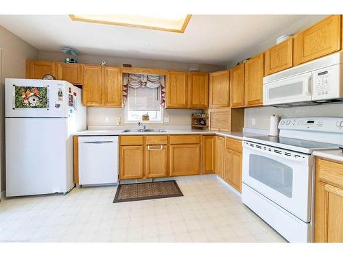 28-4201 56 Avenue, Lloydminster, AB - Indoor Photo Showing Kitchen With Double Sink