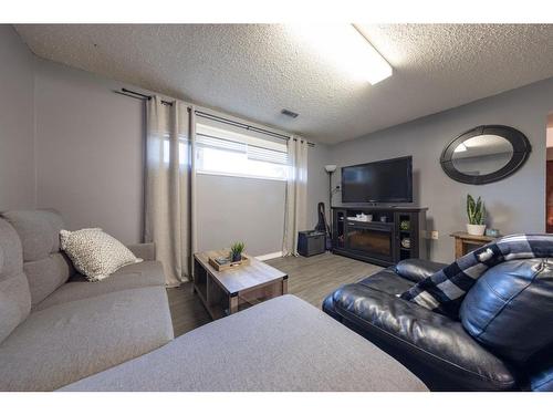 2909 56 Avenue, Lloydminster, AB - Indoor Photo Showing Living Room