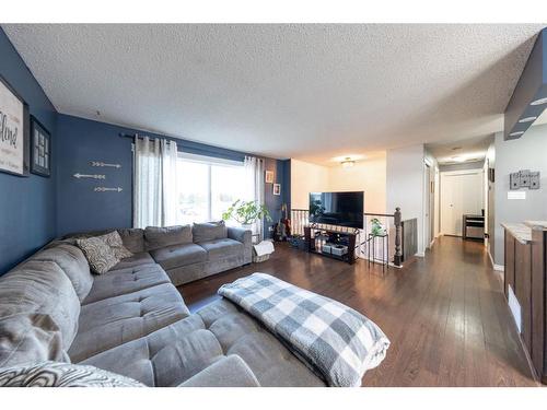 2909 56 Avenue, Lloydminster, AB - Indoor Photo Showing Living Room