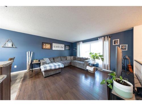 2909 56 Avenue, Lloydminster, AB - Indoor Photo Showing Living Room