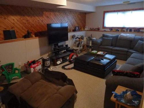 5821 52 Avenue, Vermilion, AB - Indoor Photo Showing Living Room