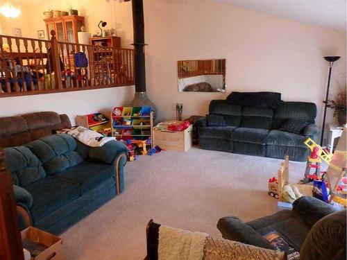 5821 52 Avenue, Vermilion, AB - Indoor Photo Showing Living Room