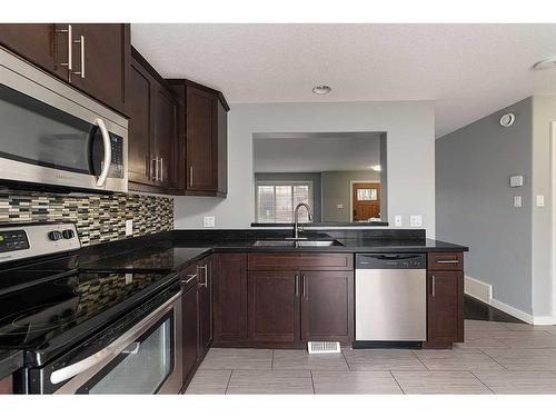 10-4260 41 Street, Lloydminster, SK - Indoor Photo Showing Kitchen