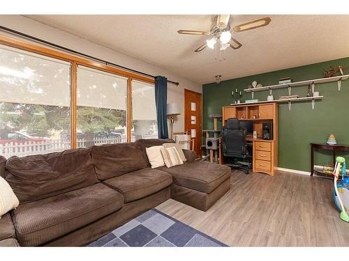 4528 49 Street, Lloydminster, SK - Indoor Photo Showing Living Room