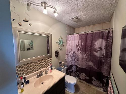 4803 47 Street, Hardisty, AB - Indoor Photo Showing Bathroom