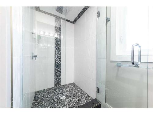 1807 59A Avenue, Lloydminster, AB - Indoor Photo Showing Bathroom