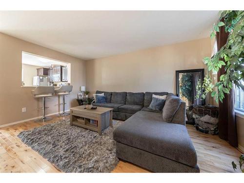 6-1521 47C Avenue, Lloydminster, SK - Indoor Photo Showing Living Room