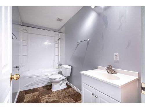 5123 50 Street, Lloydminster, AB - Indoor Photo Showing Bathroom