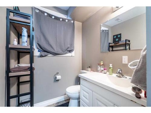 5123 50 Street, Lloydminster, AB - Indoor Photo Showing Bathroom