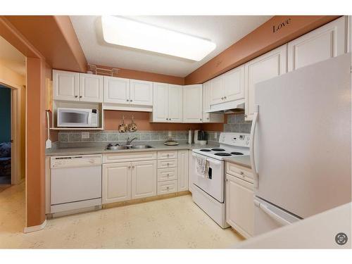 106-51116 49 Avenue, Lloydminster, AB - Indoor Photo Showing Kitchen With Double Sink