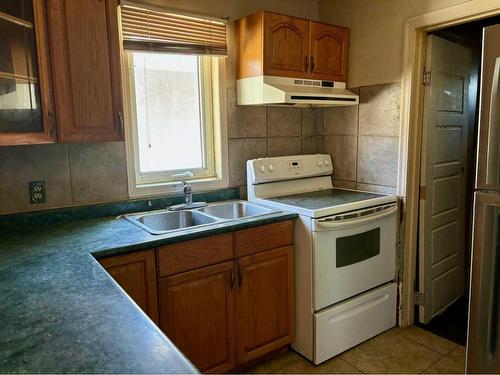 4717 43 Street, Lloydminster, SK - Indoor Photo Showing Kitchen With Double Sink