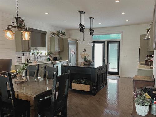 818 29 Street, Wainwright, AB - Indoor Photo Showing Dining Room