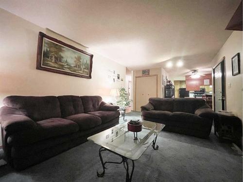 5123 55 Avenue, Edgerton, AB - Indoor Photo Showing Living Room