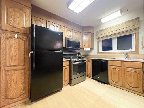 5123 55 Avenue, Edgerton, AB - Indoor Photo Showing Kitchen With Double Sink