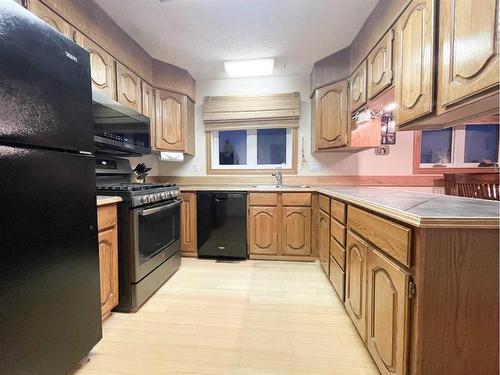 5123 55 Avenue, Edgerton, AB - Indoor Photo Showing Kitchen With Double Sink