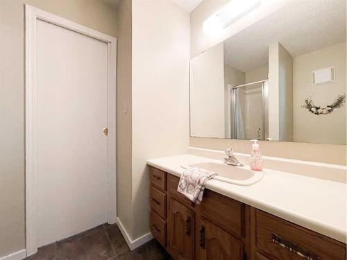 4900 2Nd Avenue North, Chauvin, AB - Indoor Photo Showing Bathroom