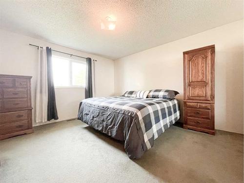 4900 2Nd Avenue North, Chauvin, AB - Indoor Photo Showing Bedroom