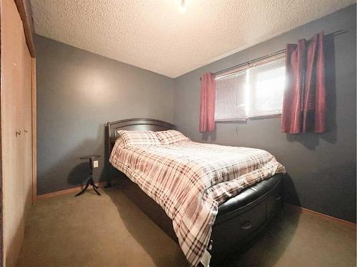 4900 2Nd Avenue North, Chauvin, AB - Indoor Photo Showing Bedroom