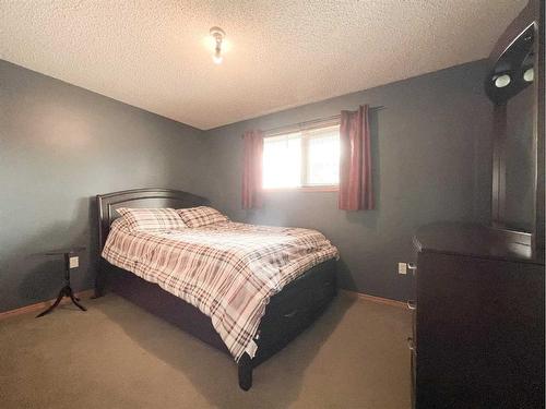 4900 2Nd Avenue North, Chauvin, AB - Indoor Photo Showing Bedroom