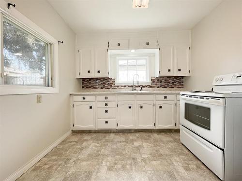 722 5 Avenue, Wainwright, AB - Indoor Photo Showing Kitchen