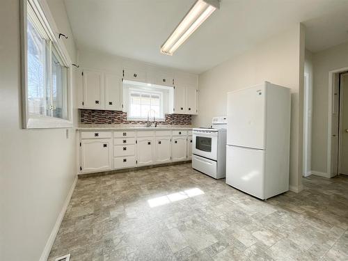 722 5 Avenue, Wainwright, AB - Indoor Photo Showing Kitchen