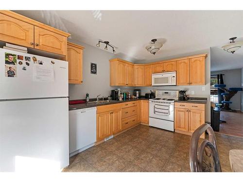 107-4727 20 Street, Lloydminster, SK - Indoor Photo Showing Kitchen With Double Sink