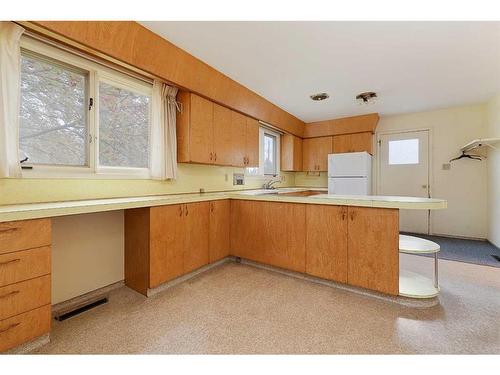 5606 50 Street, Lloydminster, AB - Indoor Photo Showing Kitchen