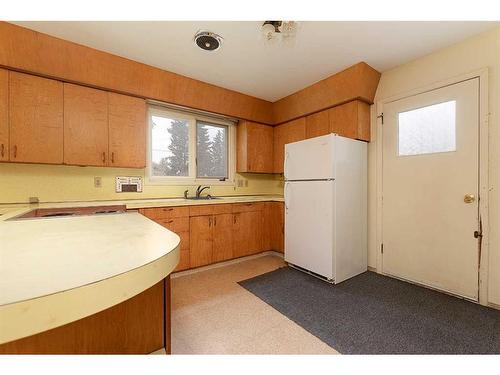 5606 50 Street, Lloydminster, AB - Indoor Photo Showing Kitchen