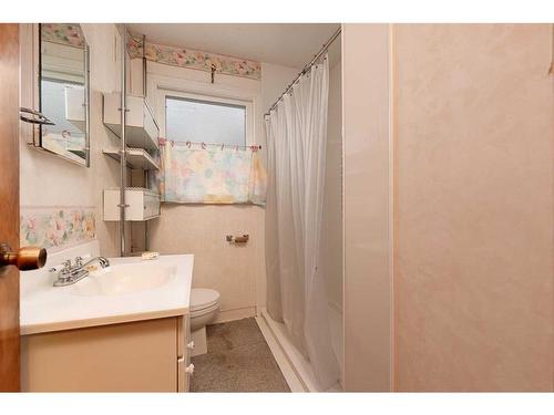 5606 50 Street, Lloydminster, AB - Indoor Photo Showing Bathroom