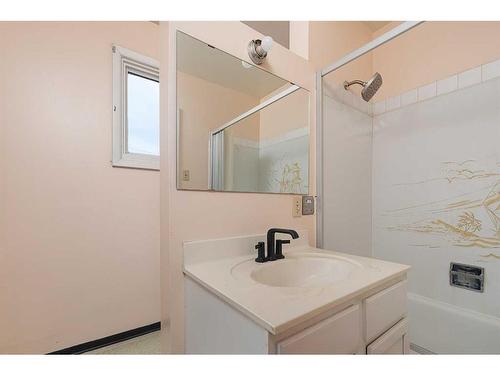 5606 50 Street, Lloydminster, AB - Indoor Photo Showing Bathroom