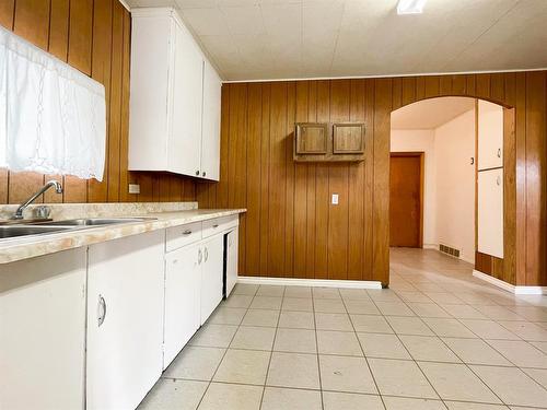 1037 8 Avenue, Wainwright, AB - Indoor Photo Showing Kitchen With Double Sink