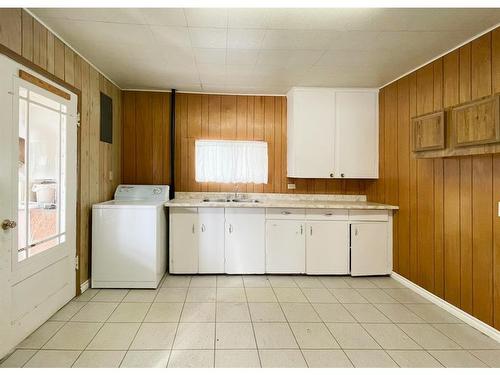 1037 8 Avenue, Wainwright, AB - Indoor Photo Showing Laundry Room