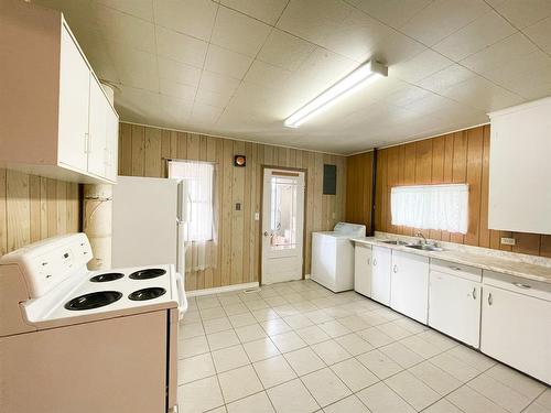 1037 8 Avenue, Wainwright, AB - Indoor Photo Showing Laundry Room