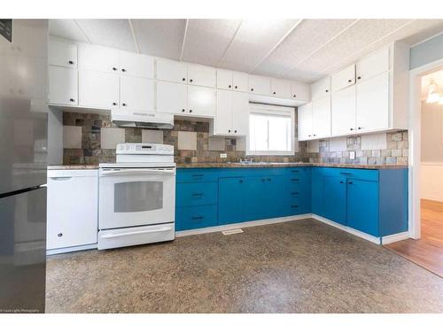 211 2 Avenue North, Marwayne, AB - Indoor Photo Showing Kitchen