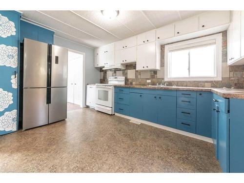 211 2 Avenue North, Marwayne, AB - Indoor Photo Showing Kitchen