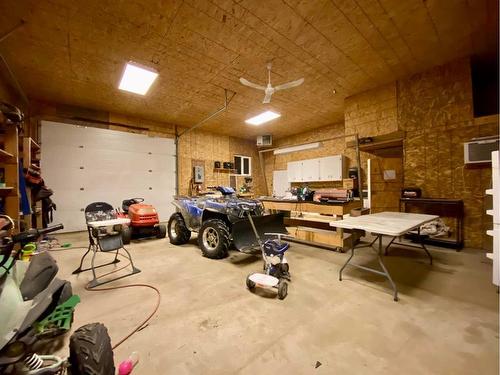 601 5Th Street South, Marwayne, AB - Indoor Photo Showing Garage