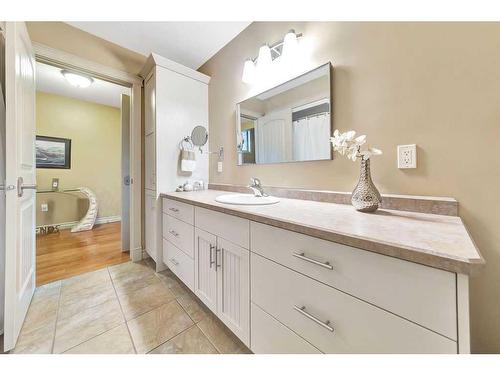 1620 53A Avenue Close, Lloydminster, AB - Indoor Photo Showing Bathroom