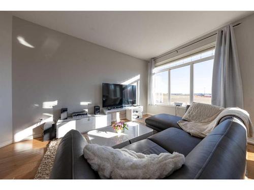 5304 51 Street, Blackfoot, AB - Indoor Photo Showing Living Room