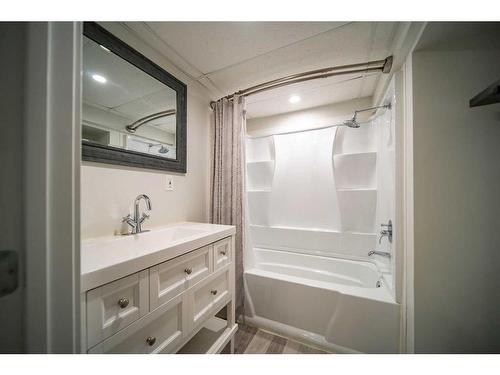 4604 49 Avenue, Czar, AB - Indoor Photo Showing Bathroom