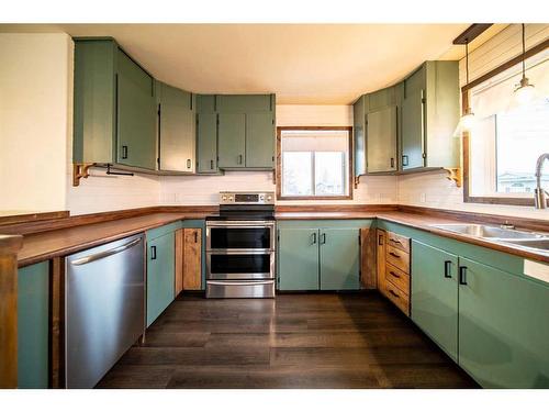 4604 49 Avenue, Czar, AB - Indoor Photo Showing Kitchen With Double Sink