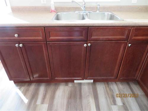 24-4729 18 Street, Lloydminster, SK - Indoor Photo Showing Kitchen With Double Sink