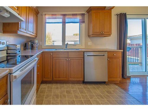 305 4 Avenue Crescent, Wainwright, AB - Indoor Photo Showing Kitchen With Double Sink