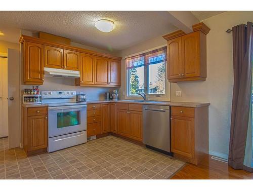 305 4 Avenue Crescent, Wainwright, AB - Indoor Photo Showing Kitchen